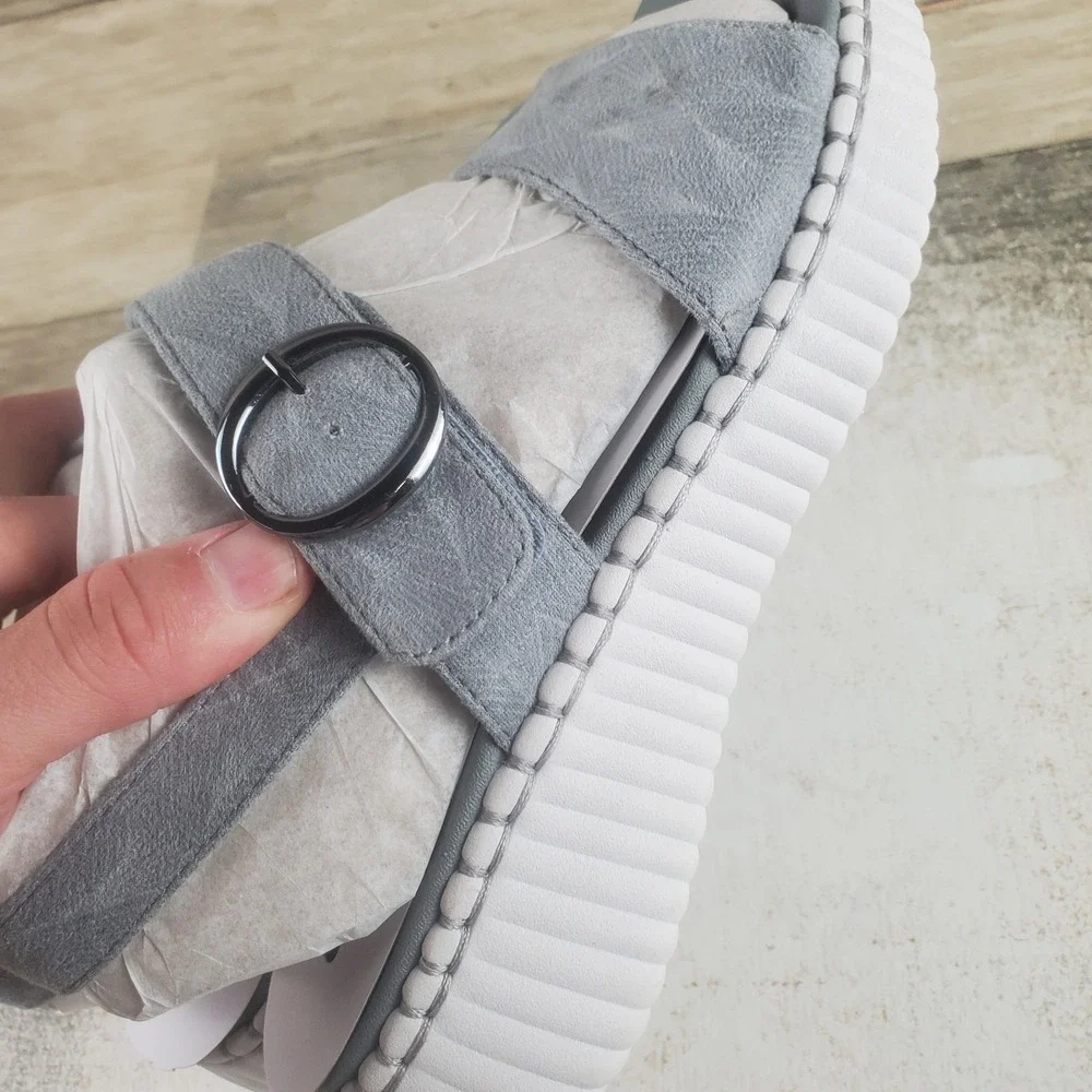 Skechers new without